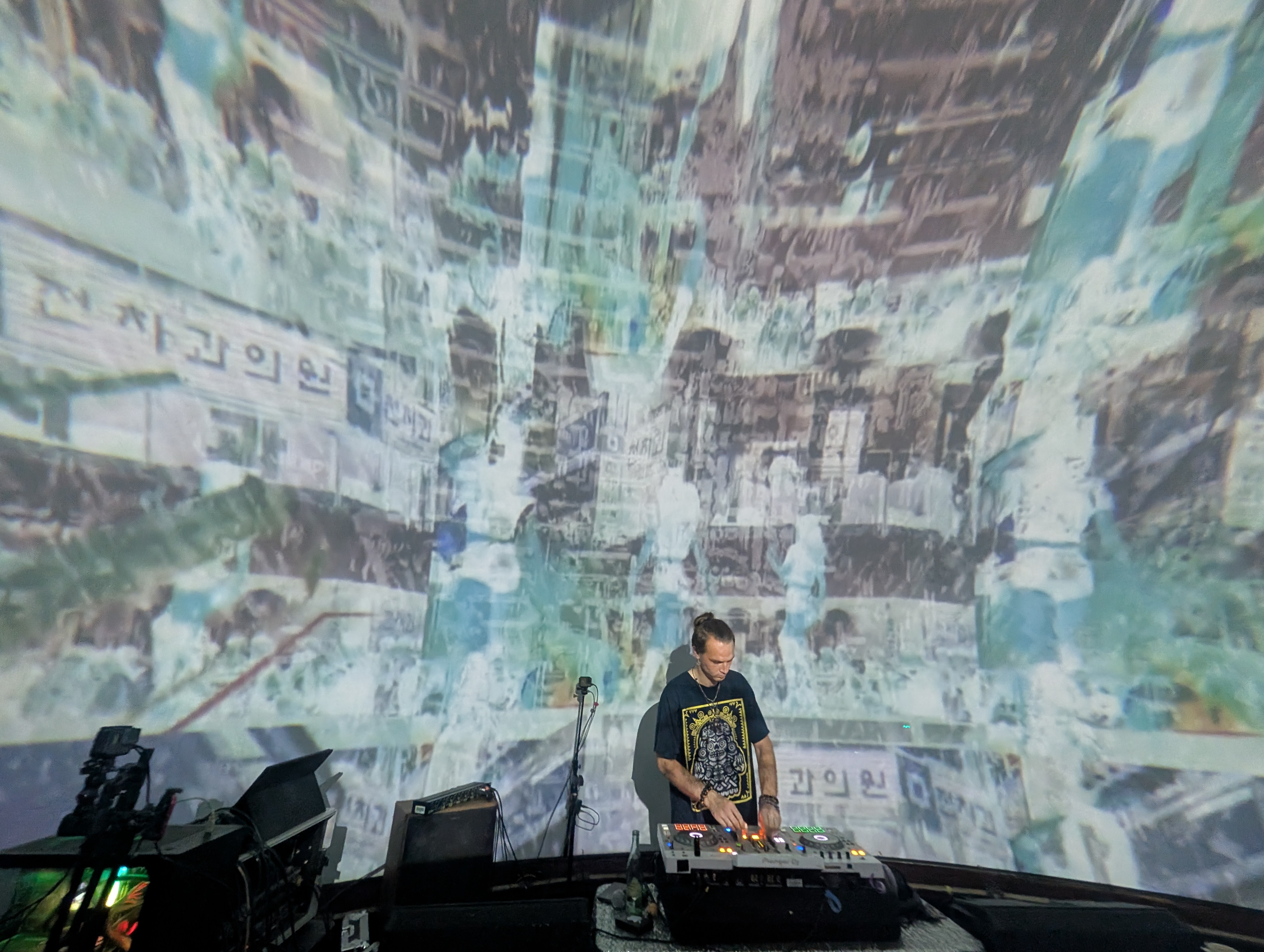 Signal - Wide Stage Shot